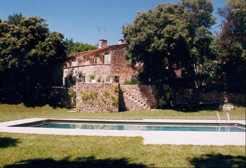 Gordes, belle maison en pierre avec dépendances et piscine